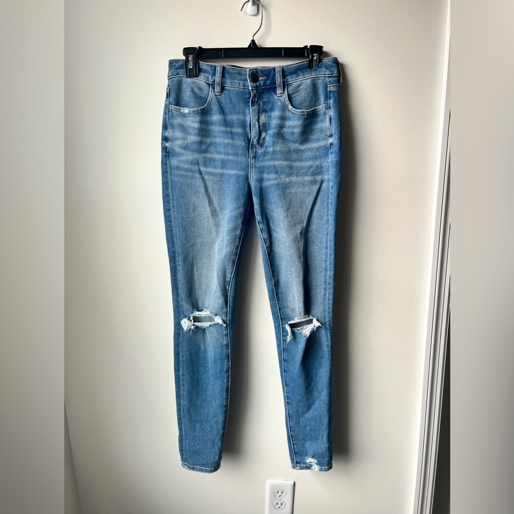 American Eagle High Rise Distressed Skinny Jean, Size 6!
